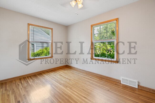 Building Photo - 726 S Apache Dr