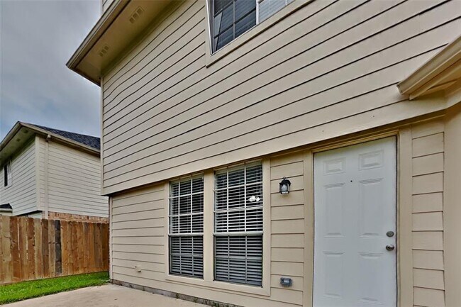 Building Photo - 728 Pateway Ct
