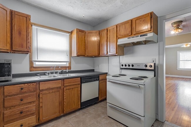 Building Photo - COLLEGE PRE-LEASING