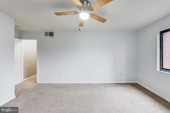 Building Photo - 7611 Maple Ave