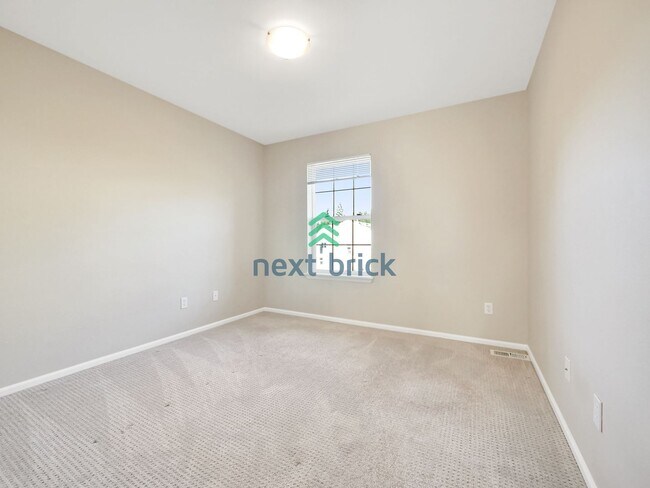 Building Photo - 5 Bed and 3.5 Bath Single-family Home is A...