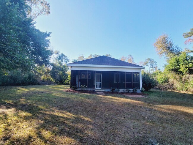 Building Photo - PRIVATE & Spacious 2/1 SE House on 1 Acre w/ Wood Floors, Washer/Dryer, & Screened Porch! Avail N...