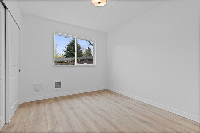 Building Photo - Modern Living Meets Natural Beauty – Welcome to the Newly Updated Kennedy Park Apartments