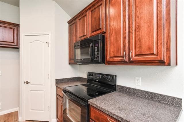 Building Photo - 2105 Woodhaven Dr