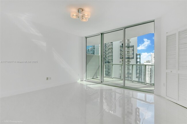 Building Photo - 300 S Biscayne Blvd