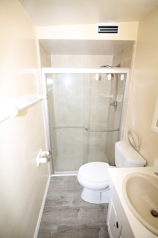 Building Photo - 7932 E Rosewood St