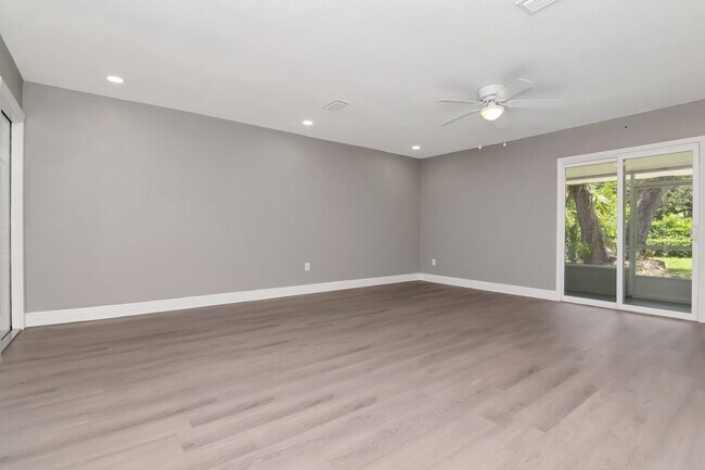 Building Photo - Move-In Incentive! Updated 2/1 Brandon Duplex — Half Off December Rent