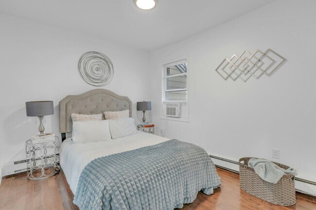 Building Photo - 196 2nd St