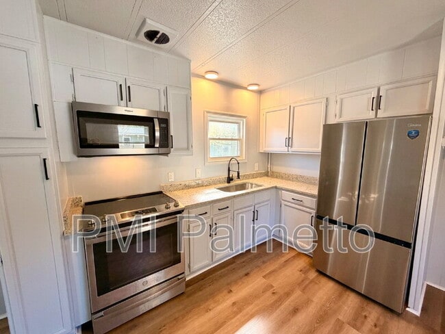 Building Photo - 3911 Persimmon St