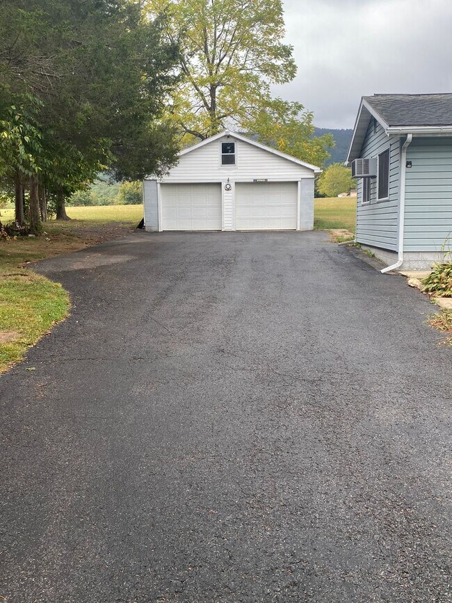 Building Photo - 20433 Amberson Rd