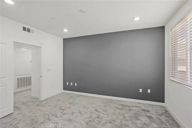 Building Photo - Comfortable Living in a Desirable Area