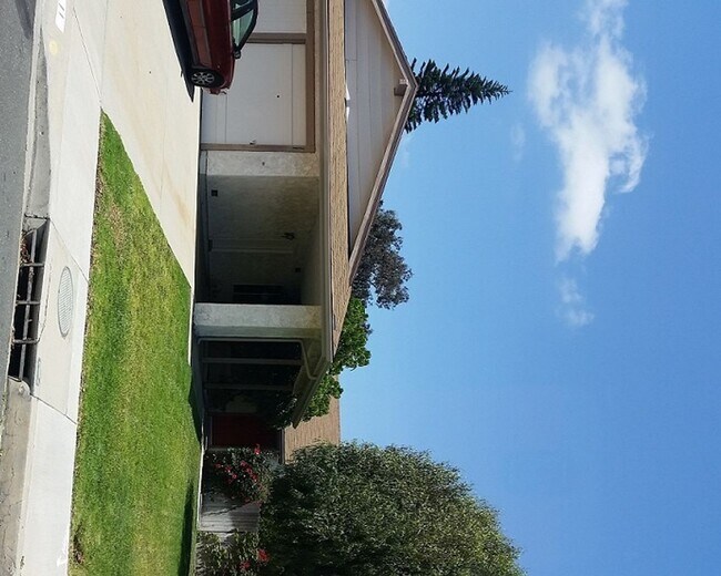 Building Photo - Corner 2 bedroom in Mission Oaks!