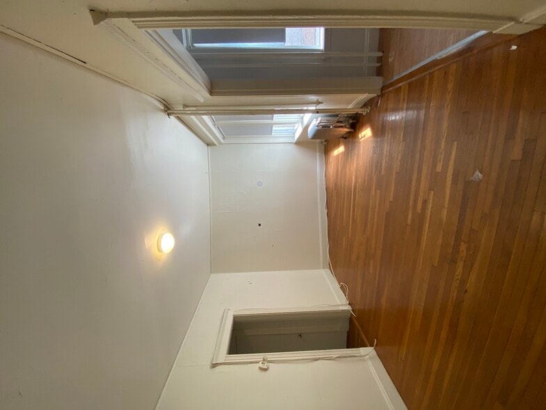 Building Photo - 235 Park Dr