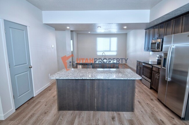 Building Photo - 1025 W 400 S