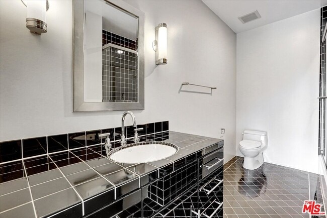 Building Photo - 3850 Rambla Orienta