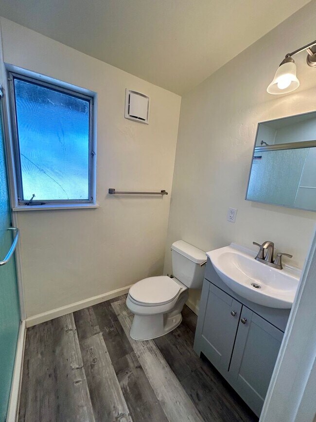 Building Photo - Updated San Leandro apartment!