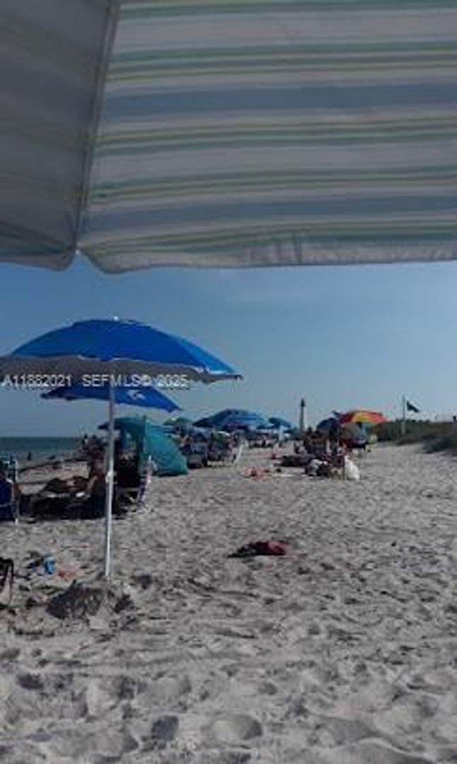 Building Photo - 1121 Crandon Blvd