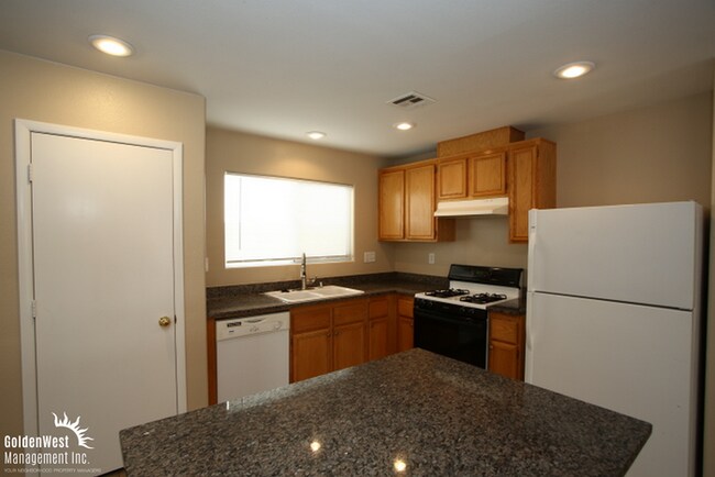 Building Photo - Beautiful Two Story 3Bdm 2.5Ba Home in Nor...