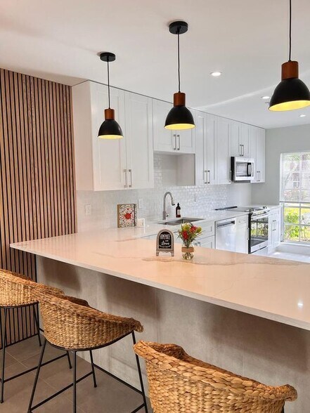 Building Photo - 13602 Vía Flora