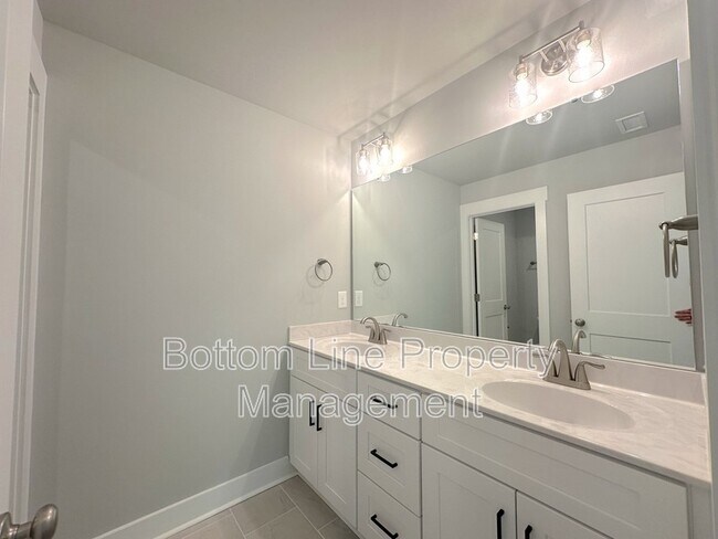 Building Photo - 2931 Burgess Dr
