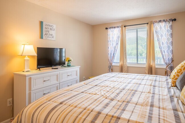 Building Photo - FURNISHED OFF-SEASON MONTHLY RENTAL - AVAILABLE MID-SEPTEMBER '25 (CALL FOR AVAILABLE MONTHS)