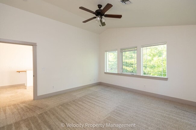 Building Photo - Beautiful Home in SW Bend - 1 dog considered!