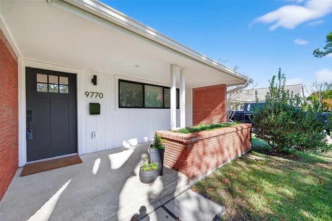 Building Photo - 9770 Cedardale Dr