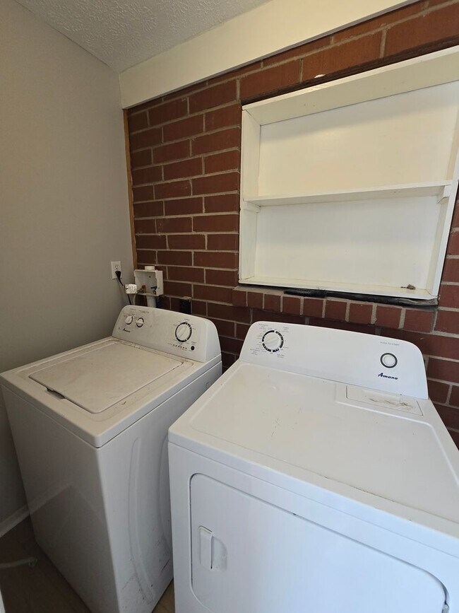 Building Photo - Newly Renovated 3 Bedroom Home – Modern Co...