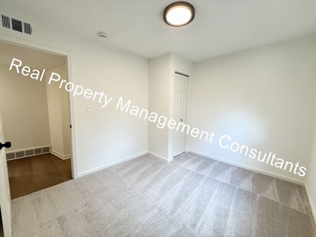 Building Photo - 4 Bed 2 Bath Prairie Village ranch style home!