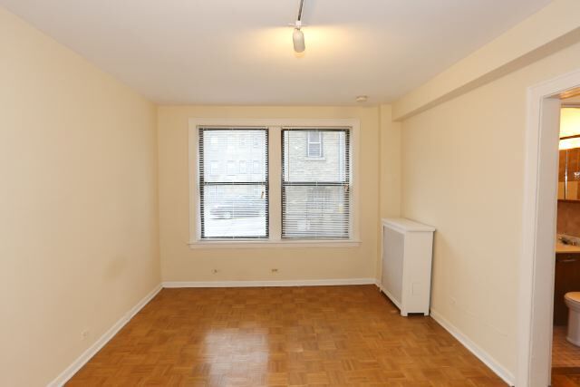 Building Photo - 629 W Belmont Ave