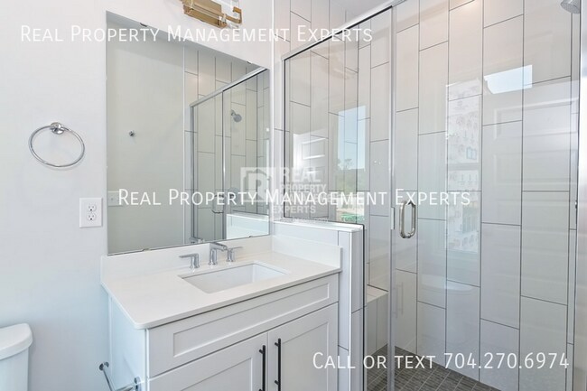 Building Photo - 2140 Terwilliger Terrace