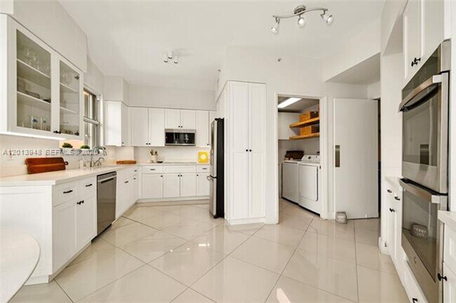Building Photo - 733 Crandon Blvd