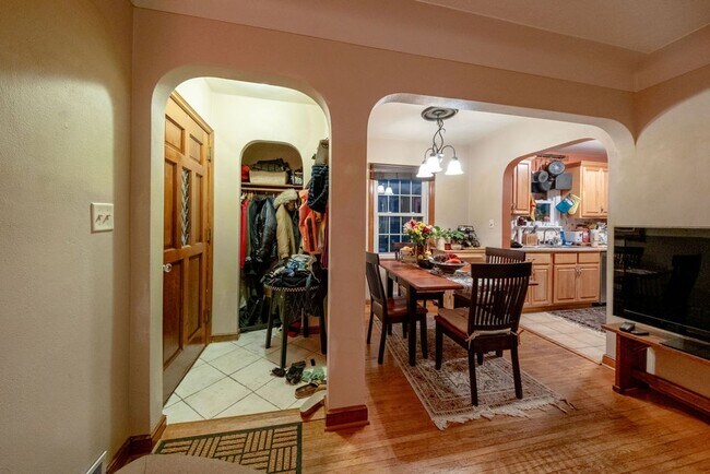 Building Photo - Charming 3brm/2ba house near Como Park!