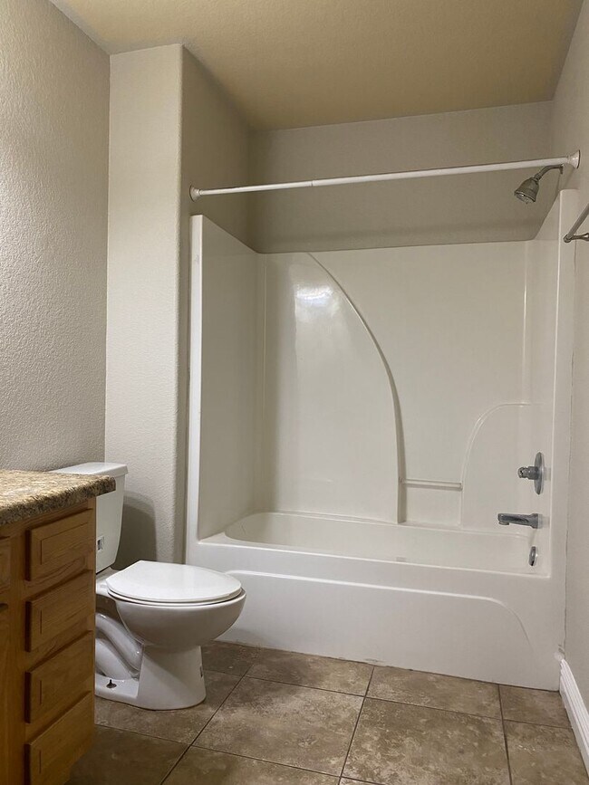 Building Photo - 3 bedroom 2 bath duplex with 2 Car Garage ...