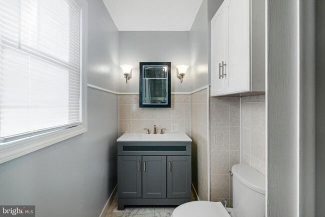 Building Photo - 2543 S Franklin St