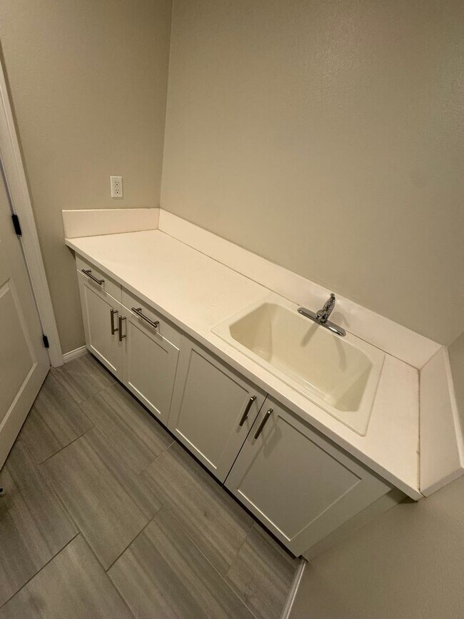 Building Photo - Charming 3-bedroom 2.5 bath nestled inside...