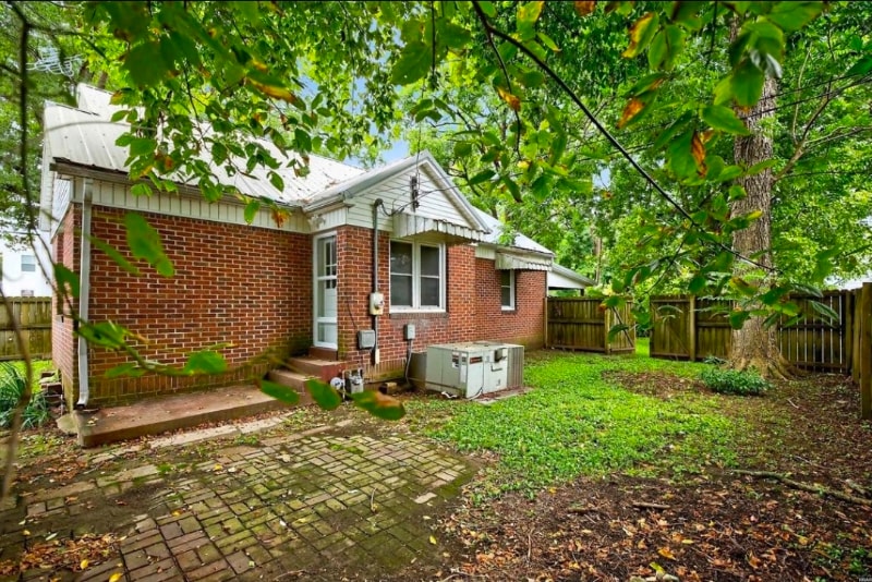 Building Photo - 304 S Poplar St