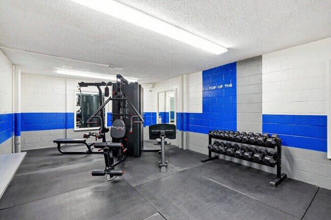 Building Photo - 8817 S Thomas Dr