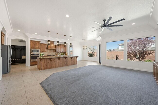 Building Photo - 6 Bed, 4 Bath with RV Parking and No HOA in Sycamore — Available Now!