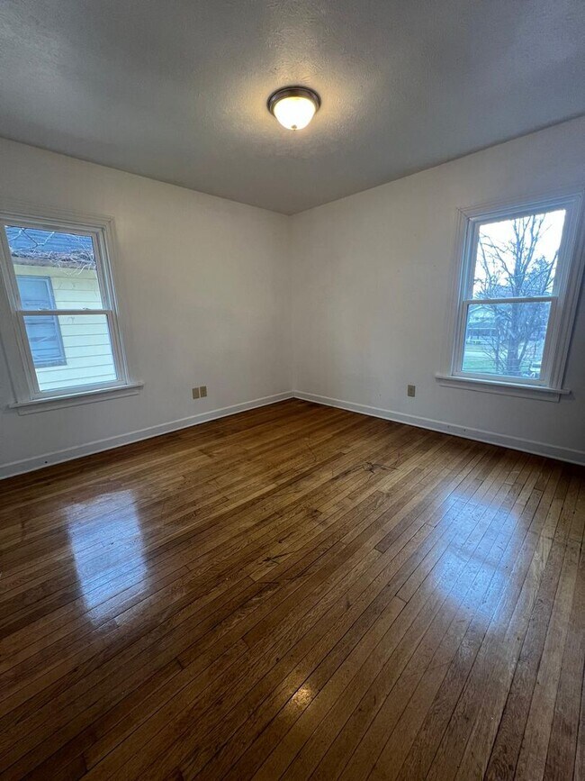 Building Photo - 14221 Glenside Rd