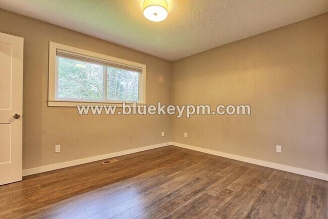 Building Photo - 4 Bed, 3 Bath Split Level Home in Sherwood