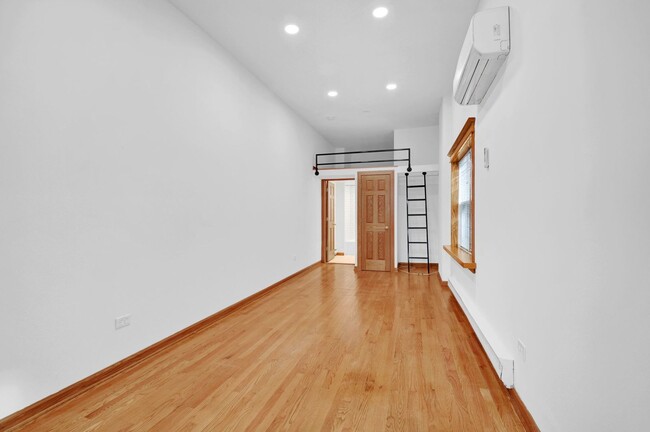 Building Photo - 611 W Briar Pl