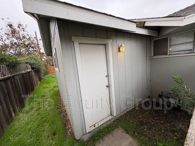 Building Photo - 1044 S Linda Vista St