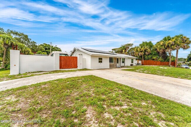 Building Photo - 1557 Hillcrest Dr