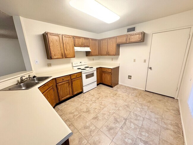 Building Photo - 3 Bedroom / 2 Bath Single Level Home In Gl...