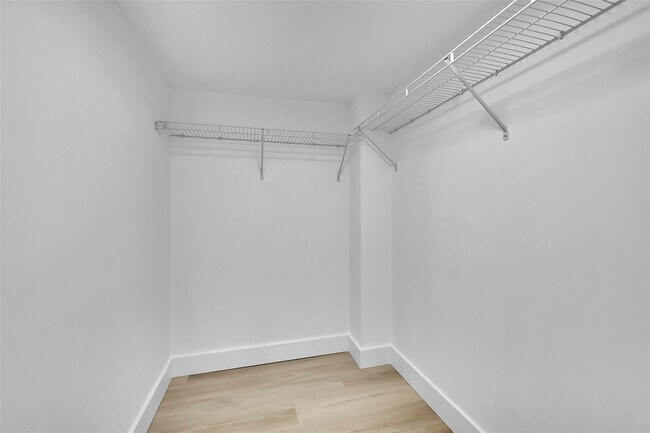 Building Photo - 2801 N Palm Aire Dr