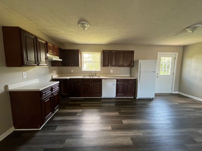 Building Photo - 3 bedroom 2 bath single family home
