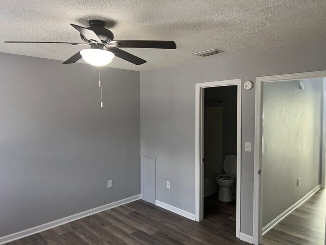 Building Photo - Walk to Beach! Newly Remodeled 2 Bedroom, Pet-Friendly Town Home! Available NOW!