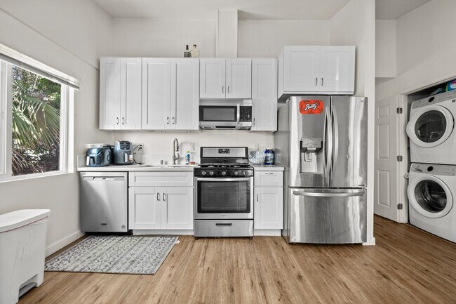 Building Photo - Two full kitchens + two washers & dryers!