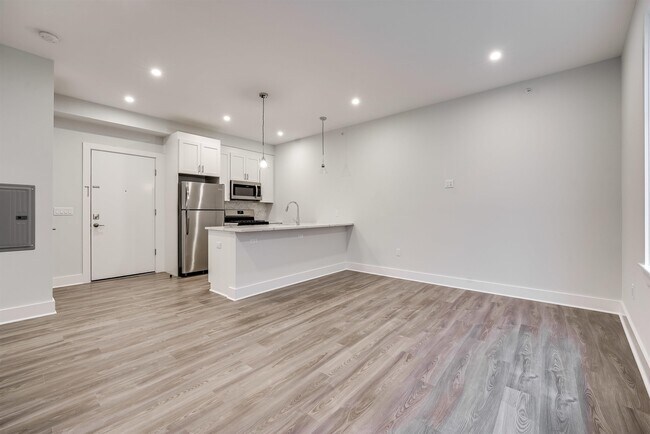 Building Photo - 658 Grand St